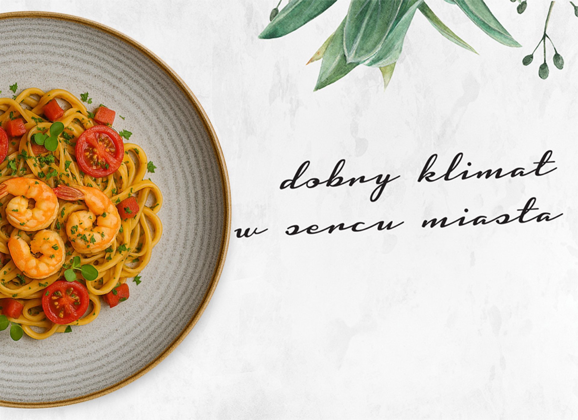 Tagliatelle z krewetkami i chorizo, z dodatkiem cebuli, czosnku, pomidorków koktajlowych i świeżej zielonej pietruszki. Danie podane na szarym ceramicznym talerzu, ustawionym na kamiennej powierzchni.