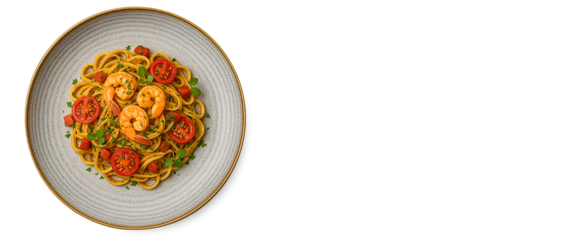 Tagliatelle z krewetkami i chorizo, z dodatkiem cebuli, czosnku, pomidorków koktajlowych i świeżej zielonej pietruszki. Danie podane na szarym ceramicznym talerzu, ustawionym na kamiennej powierzchni.